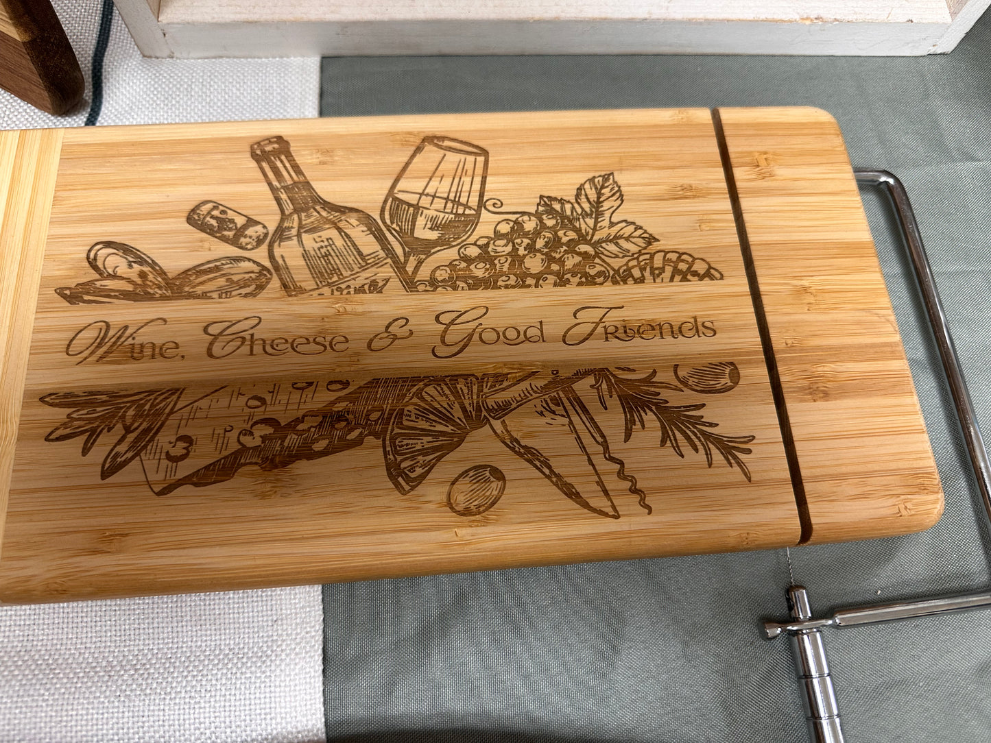 CHEESEBOARD WITH CHEESE CUTTER