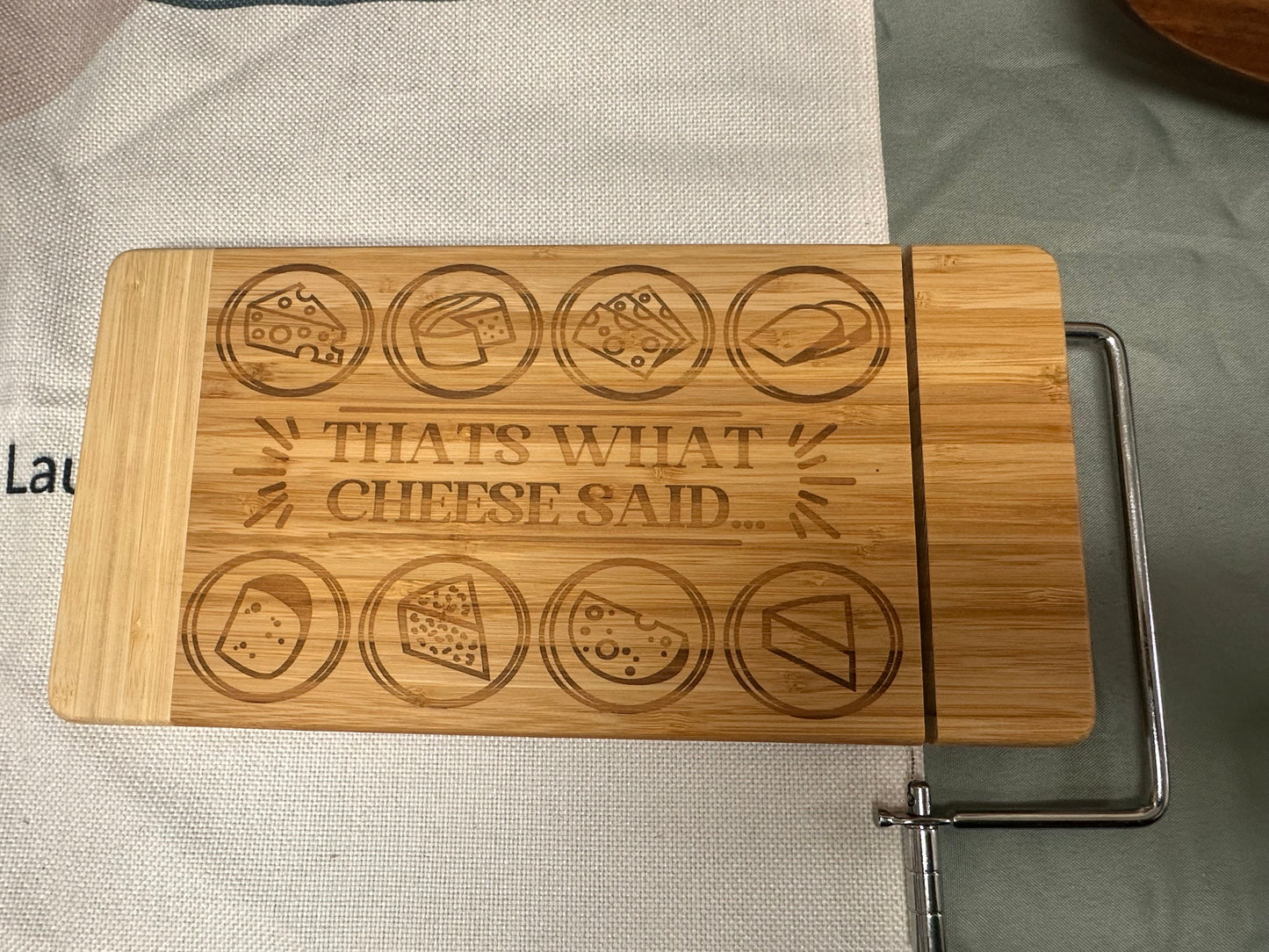 CHEESEBOARD WITH CHEESE CUTTER